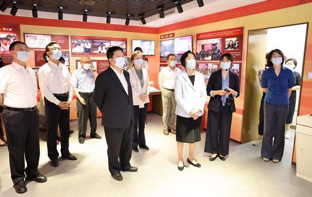 与会领导嘉宾共同参观《大道同行——台盟盟史回顾展》。（图片来源：台盟中央）