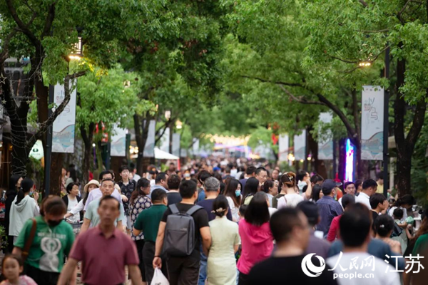 古城更新,皮市街游人如织。 人民网 余乐摄