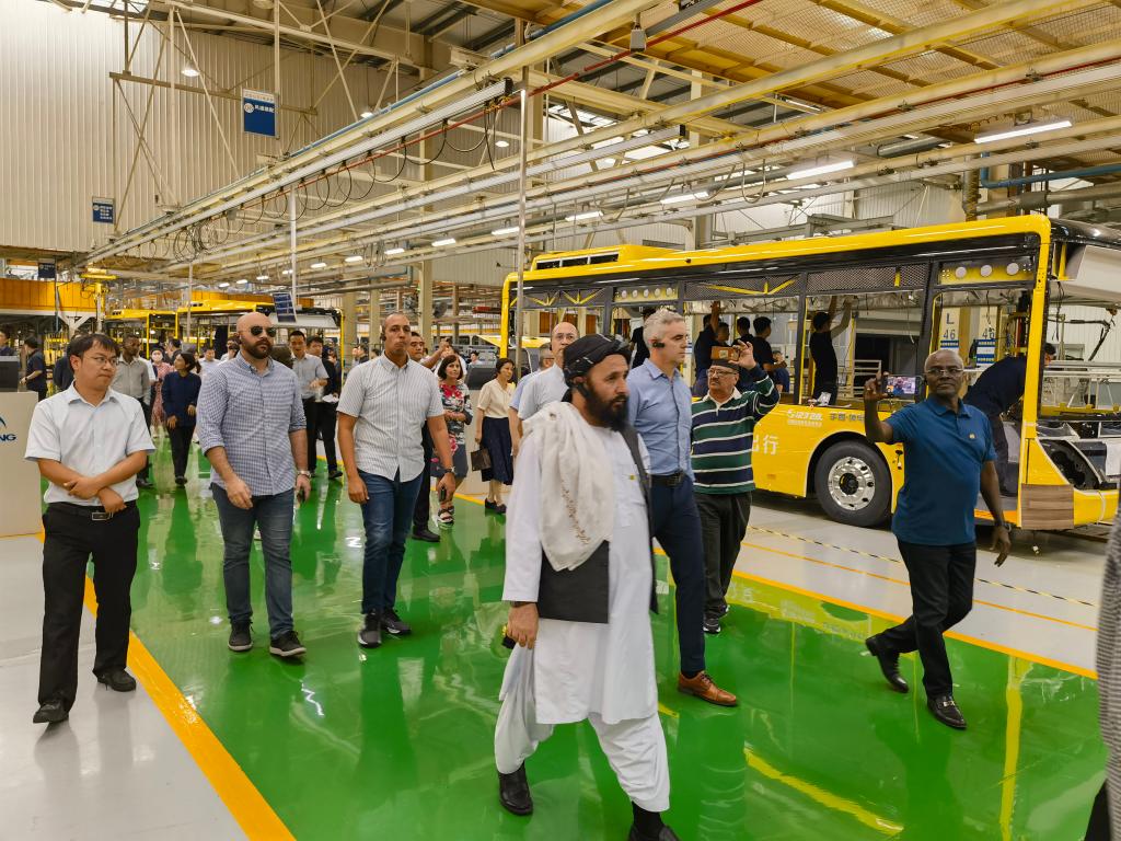 使节们在郑州市宇通客车股份有限公司新能源厂区承装车间参观。新华社记者 袁帅 摄