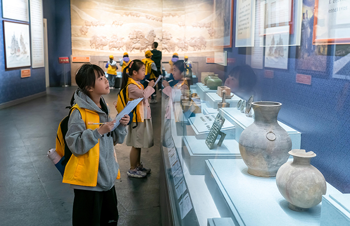 图为运城博物馆内,前来参观的小学生认真听着讲解。运城市委宣传部供图
