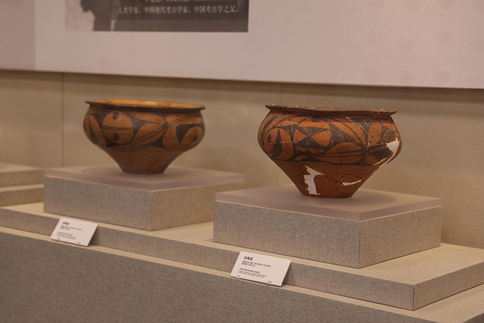图为运城博物馆内展出的运城市垣曲县下马村出土的仰韶文化中期的彩陶盆。人民网记者 王帆 摄