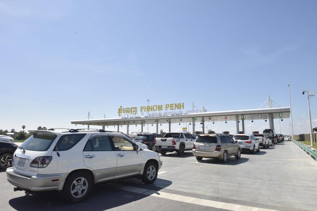 2022年11月7日,车辆在柬埔寨首都金边的金港高速公路入口处排队。金港高速公路连接柬埔寨首都金边和该国最大深水海港西哈努克港。