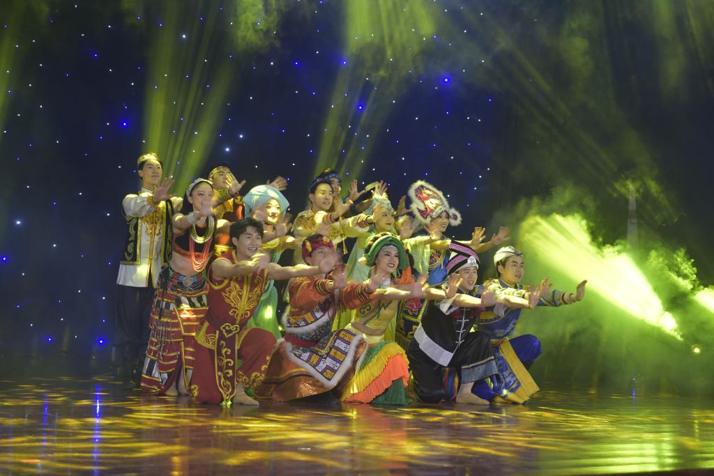 5月27日,演员在柬埔寨金边真腊歌剧院演出。