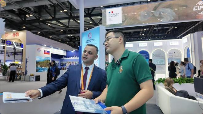 伊和·阿塔里扎德介绍阿塞拜疆产业园。人民网记者&nbsp;杨倩摄