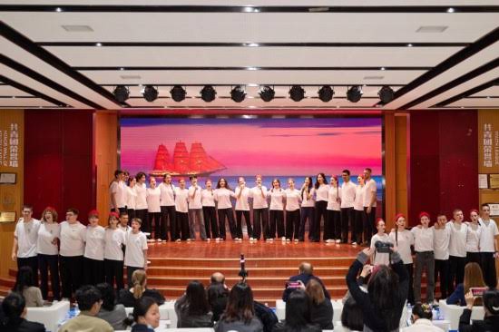 4月2日，俄罗斯“小鹰”青少年访华团走进天津外国语大学，访华团成员与该校学生同台合唱。新华社发
